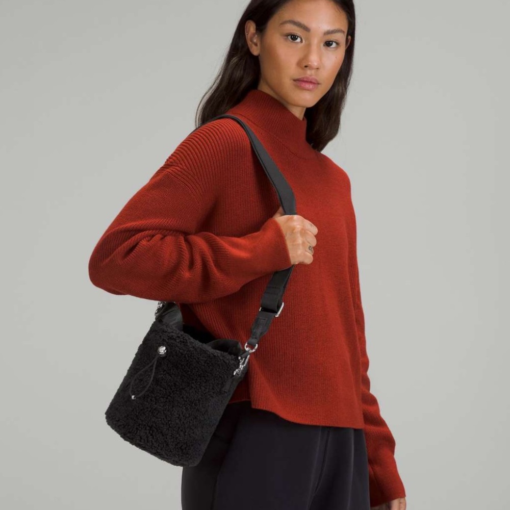 Lululemon Crossbody Fleece Bucket